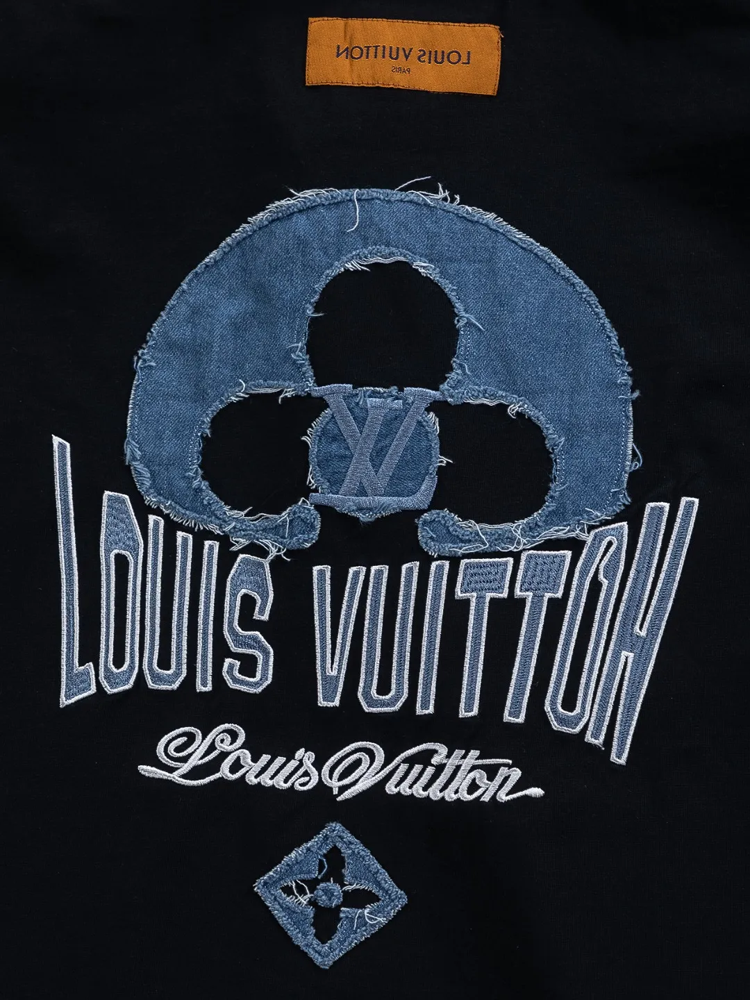🅿️200 Louis Vuitton 1V LV lv slightly wide version S-XL LV 26ss new products are available at counters simultaneously. Multiple craftsmanship. Water-worn front and rear denim patches with letters 🪡 embroidery. Round neck short-sleeved T-shirt, same style for men and women! Consigned to one-to-one creation. Synchronized with the official website, pure cotton fabrics at the counter! It is close to the skin and comfortable, durable and easy to wear. It has a classic and simple logo design and meticulous original craftsmanship. Short-sleeves, a must-have item for men, do not appear to be the same for the general public, but must be unique and eye-catching. This LV short-sleeve is all about quality, comfort, the same shape and fashion as always, including fabrics and cutting techniques. All of them have been made with great effort! 320 grams of washed pure cotton fabric, pure cotton is breathable, very refreshing and comfortable for daily wear. The rib knitting on the neckline is smooth and tight, and the neckline will not be skewed if you toss it at will. The loose version, you will find that it looks really good on the upper body. The overall is minimalist and neat, super versatile for daily use! Pair it casually with a pair of pants for a youthful look. A T-shirt will make your outfit crazy. It is a fashionable item that can never go wrong! Color: Black White Size: S-XL Size chart: S: Shoulder width 50-Bust 56-Length 70 M: Shoulder width 52-Bust 57-Length 72 L: Shoulder width 54-Bust 59-Length 74 XL: Shoulder width 56-Bust 62-Length 76
